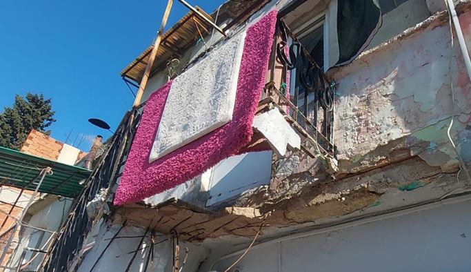 İzmir’de balkonun çökme anı kamerada