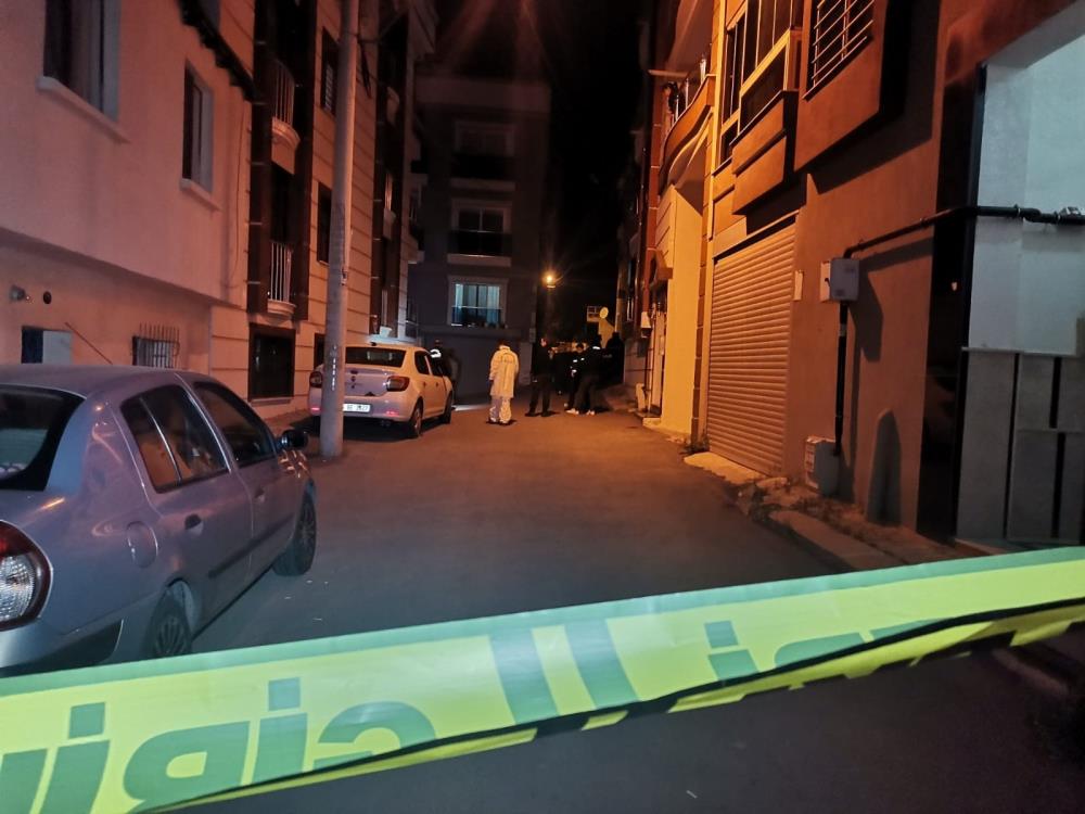İzmir’de kıskançlık cinayeti. Kız arkadaşını hem silahla vurdu hem de bıçakladı