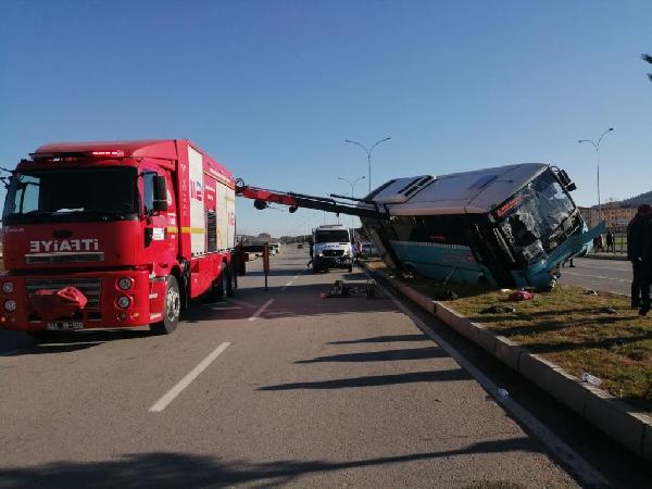 Kahramanmaraş'ta halk otobüsü, aydınlatma direğine çarptı kaza anı kamerada