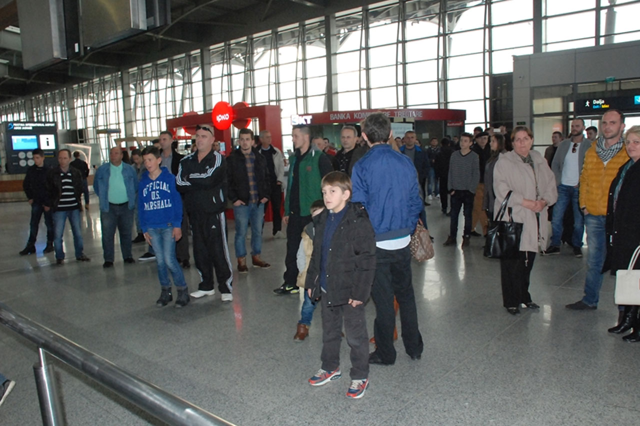 Kosova’da kapatılan havalimanı tekrar açıldı