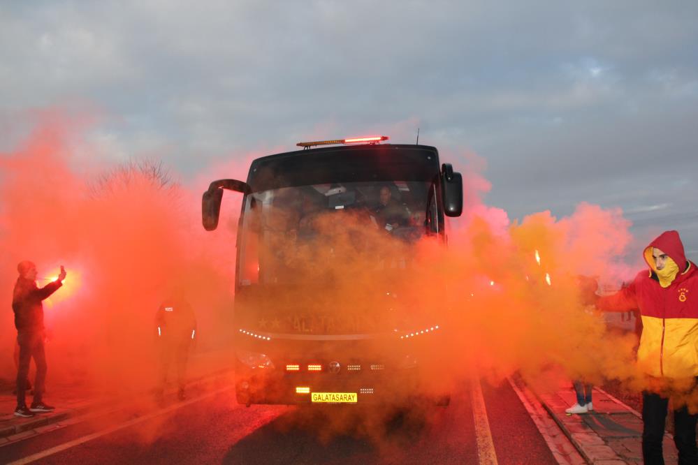 Galatasaray'a meşaleli karşılama