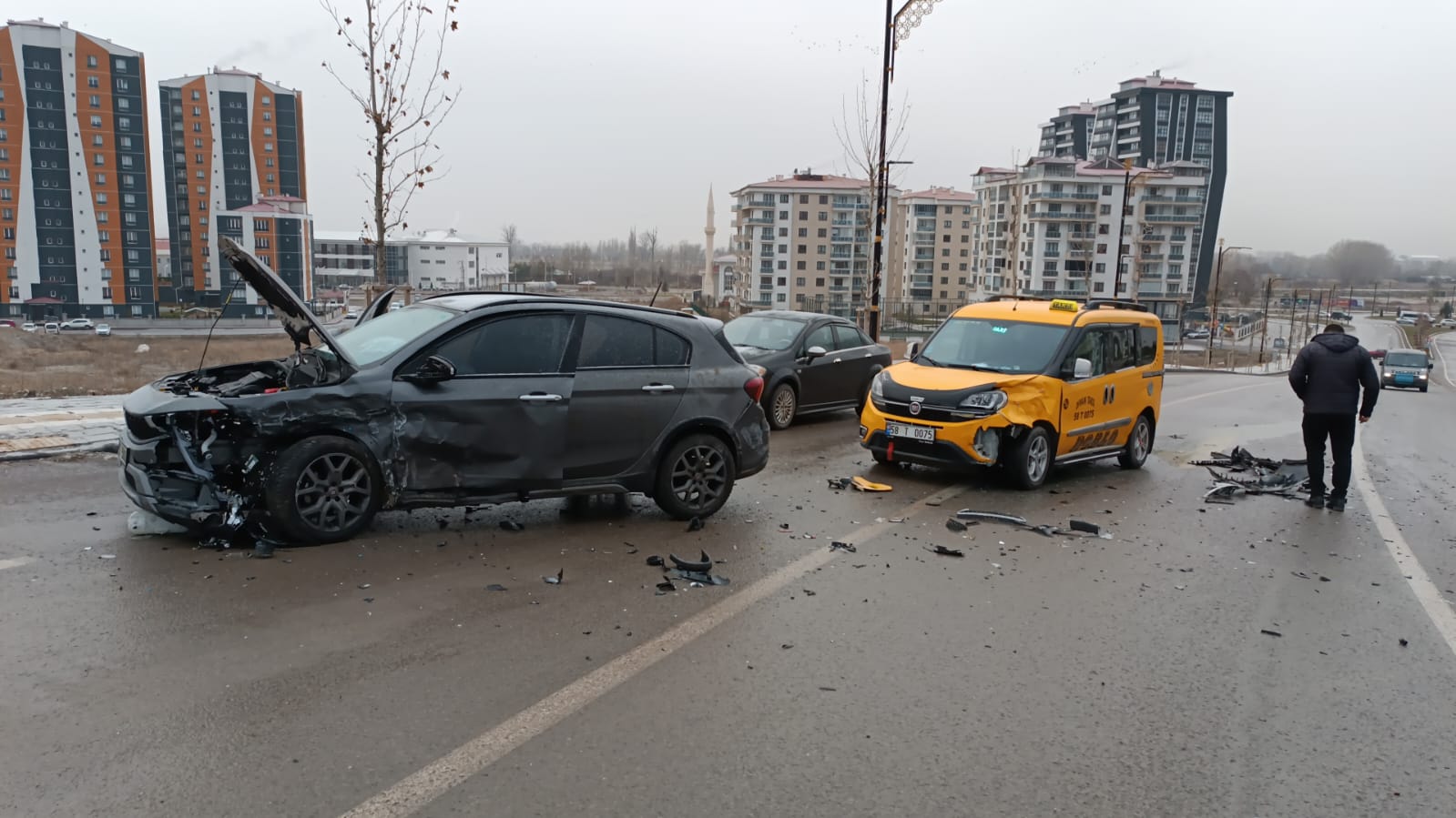 Sivas'ta zincirleme trafik kazası: Biri polis 4 kişi yaralandı