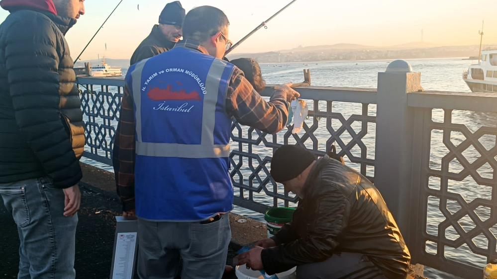 Galata ve Atatürk Köprüsü’nde amatör balıkçılara denetim