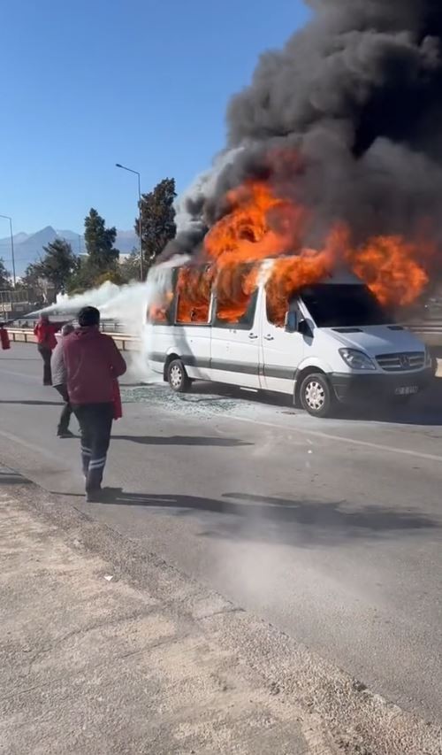 Antalya’da servis minibüsü alevlere teslim oldu