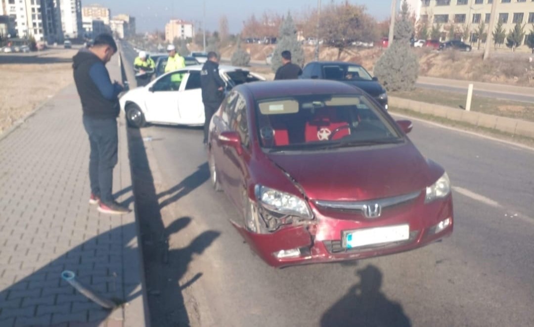 Malatya’da üç araç kazaya karıştı: 1 yaralı