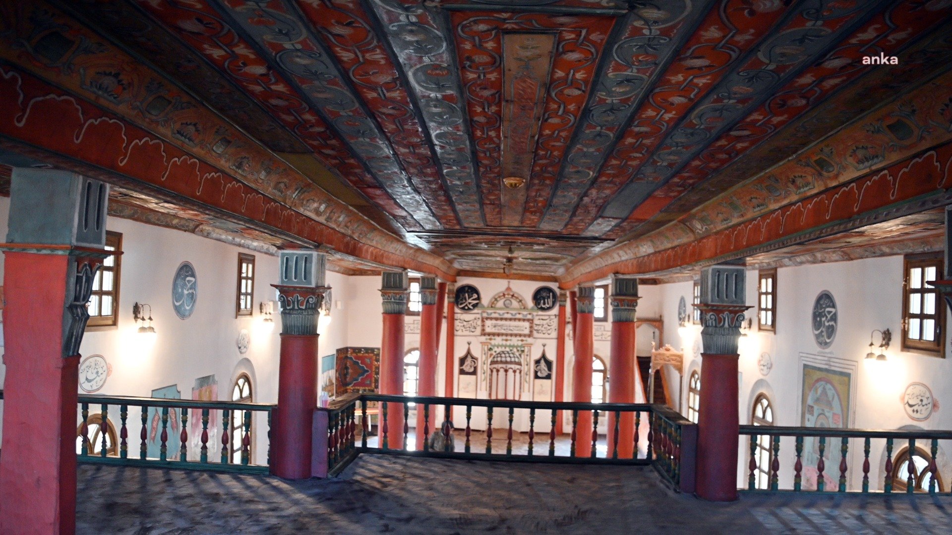 Yozgat'ta duvarlarında orijinal resim ve el yazmaları bulunan tarihi cami ibadete açıldı