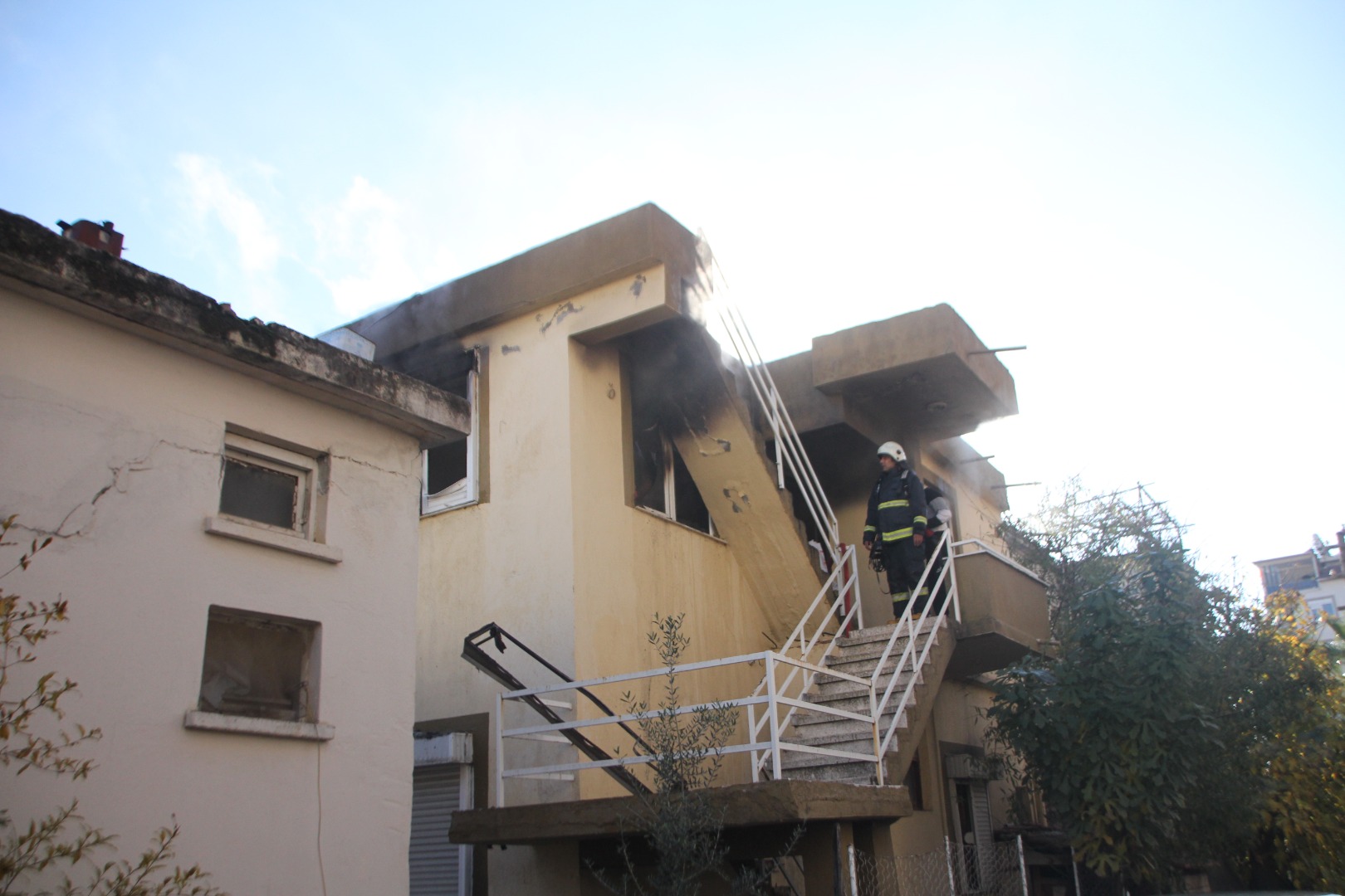 Antalya'da bir evde çıkan yangında anne ile kızı son anda kurtuldu