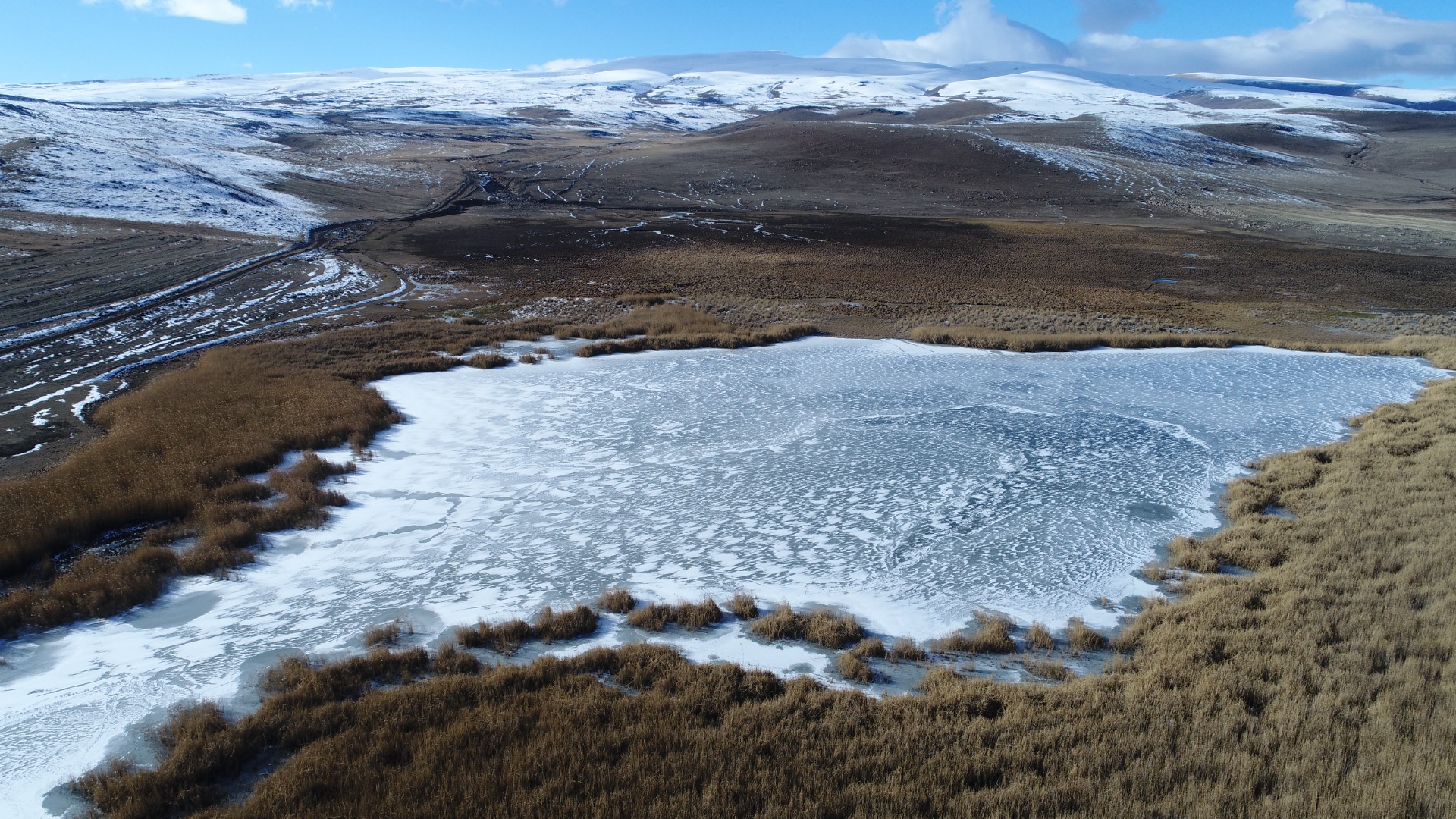 Kars'taki Lavaş Gölü soğuk havanın etkisiyle dondu