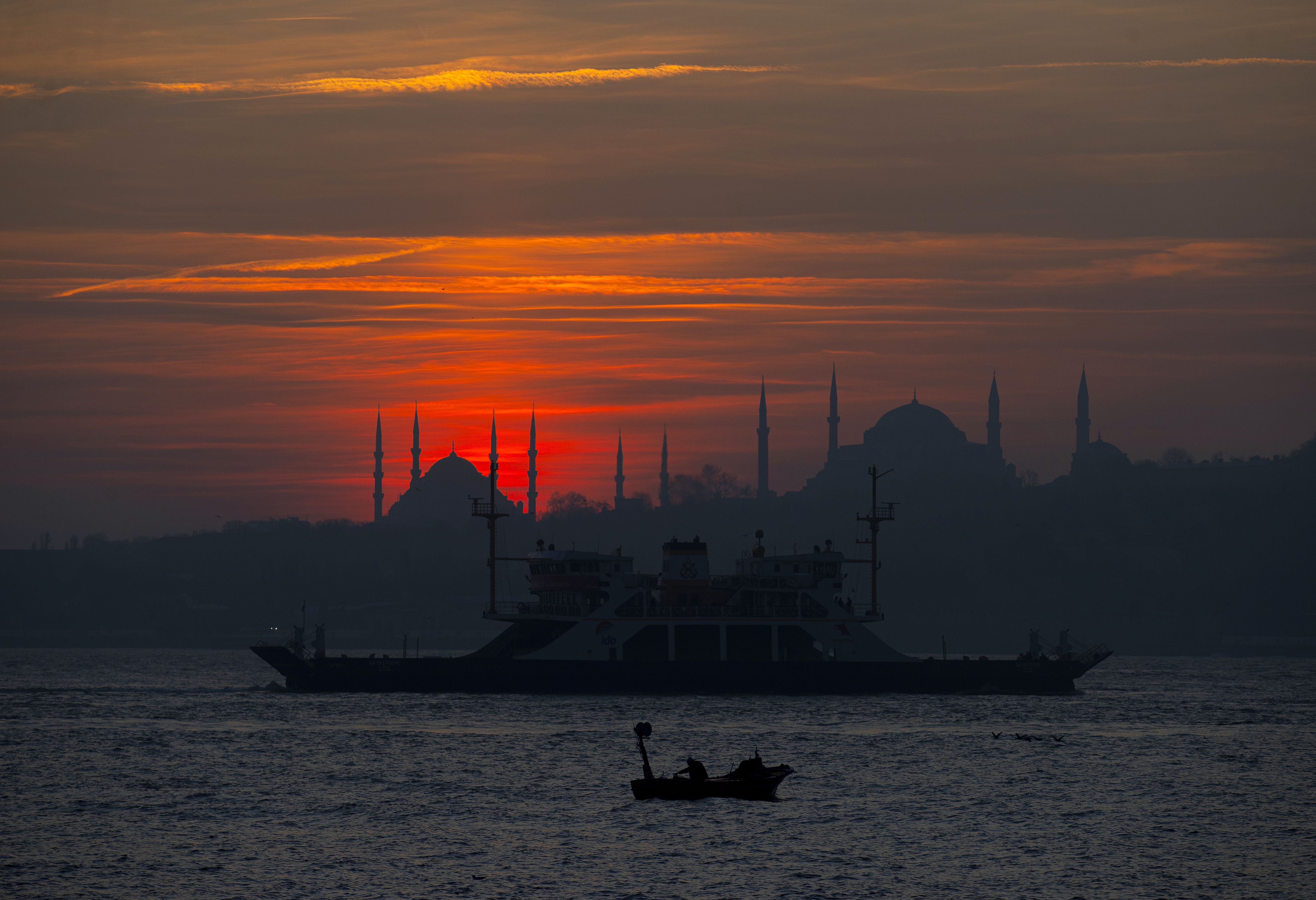 İstanbul'da günbatımı. Manzaraya bakan gözlerini alamıyor