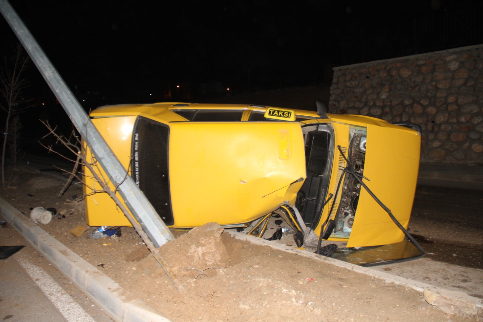 Elazığ’da aydınlatma direğine çarpan otomobil yan yattı: 3 yaralı   
