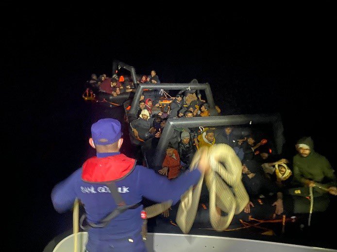 Sahil Güvenlik ekipleri 1.007 kaçak göçmeni ölüm yolcuğundan kurtardı