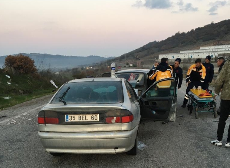 Balıkesir'de iki otomobil çarpıştı. 1 kişi hayatını kaybetti