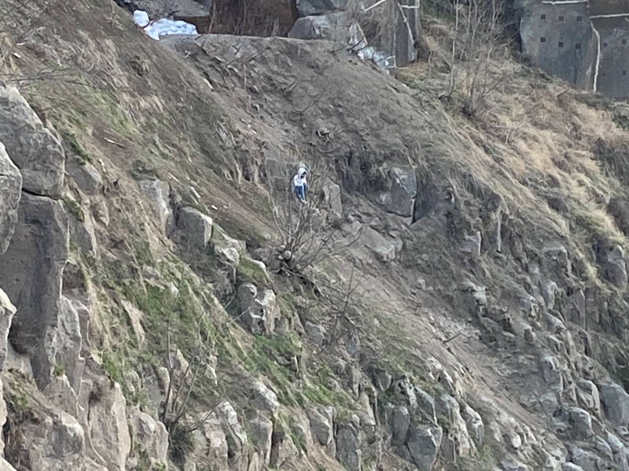 Bitlis Kalesi’ne tırmanmak isterken mahsur kalan genç ekipler tarafından kurtarıldı
