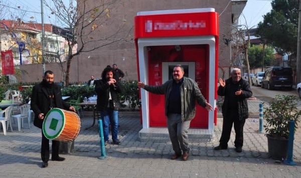Mahalleye kurulan ATM'ye 'davullu zurnalı' kutlama 