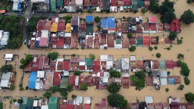 Filipinler'de elektrik kesintisi: 65 bin yolcu mağdur oldu