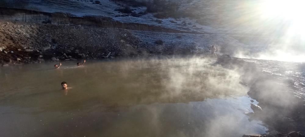 Bitlis’te buz gibi havada kaplıca keyfi