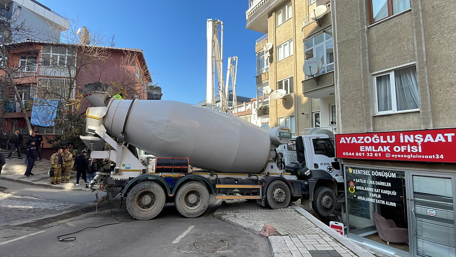 Üsküdar'da beton mikseri binaya çarparak durabildi