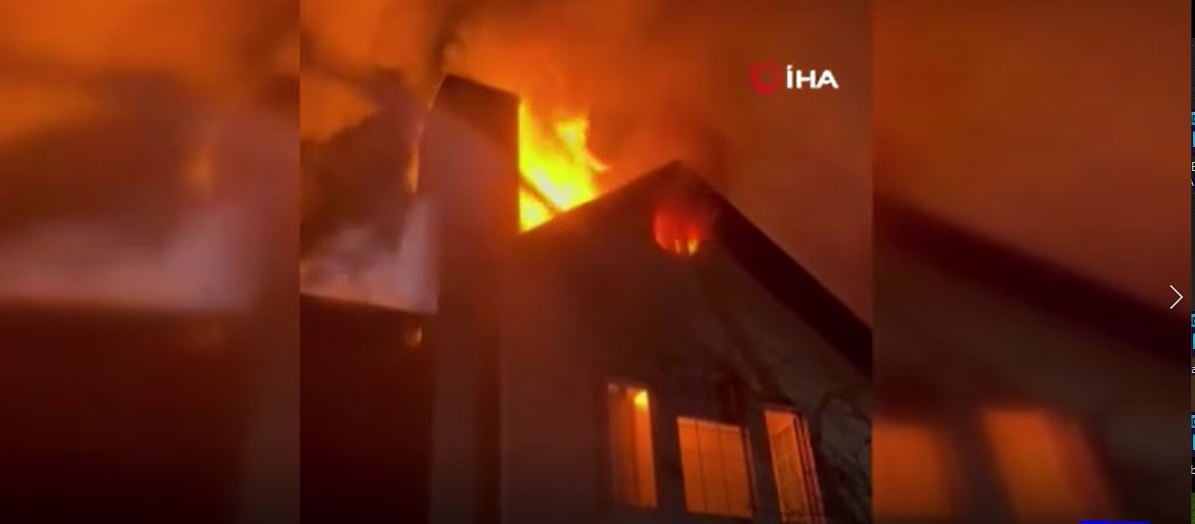 Villanın çatısı alev alev yandı