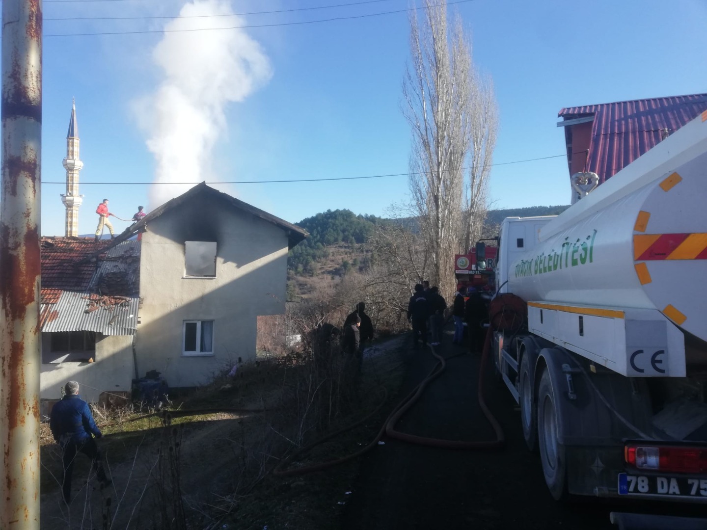 Karabük'te iki katlı ev yangın sonrası kullanılamaz hale geldi