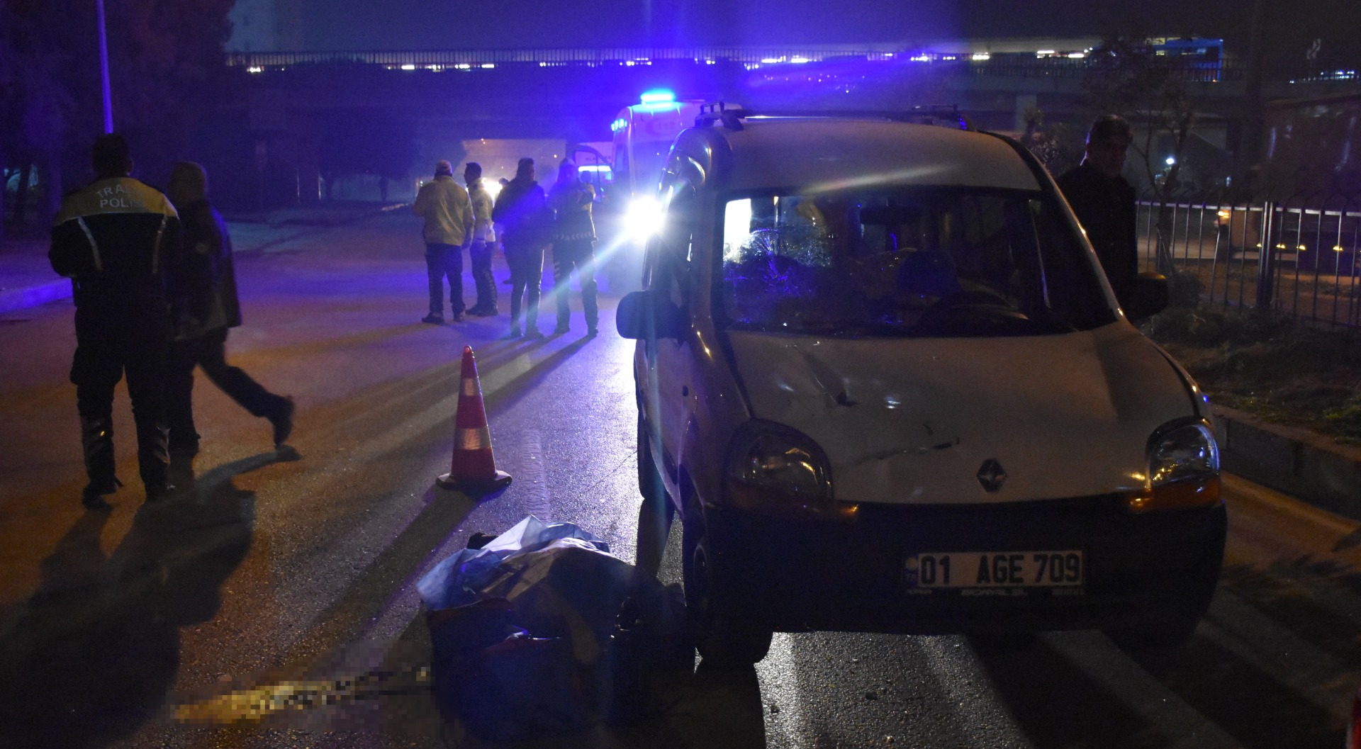 Adana'da otomobil karşıdan karşıya geçen iki kadına çarptı. 1 ölü