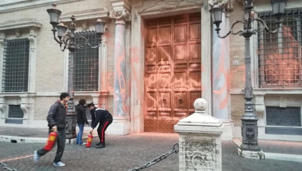 İtalya’da iklim aktivistlerinden Senato binasına boyalı saldırı 5 gözaltı