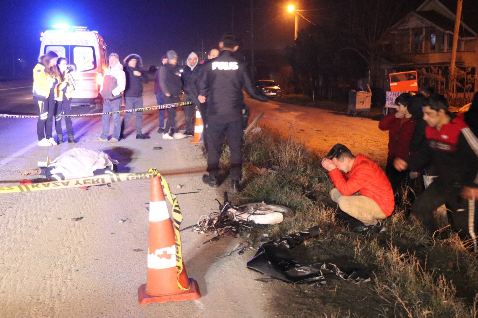 Motosiklet ikiye bölündü. Hafif ticari araç takla attı