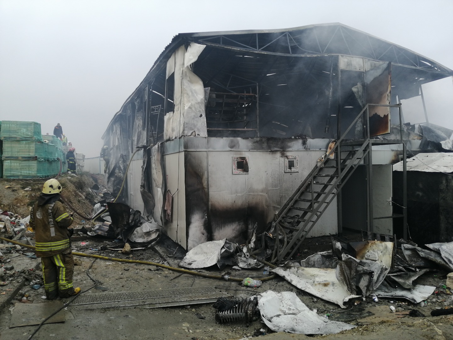 Avcılar'da inşaat işçilerinin kaldığı prefabrik yapı yandı