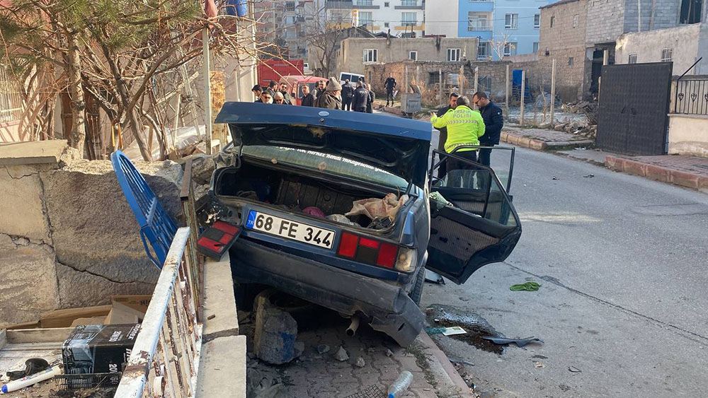 Polisten kaçan ehliyetsiz sürücü duvara çarptı: 3 yaralı