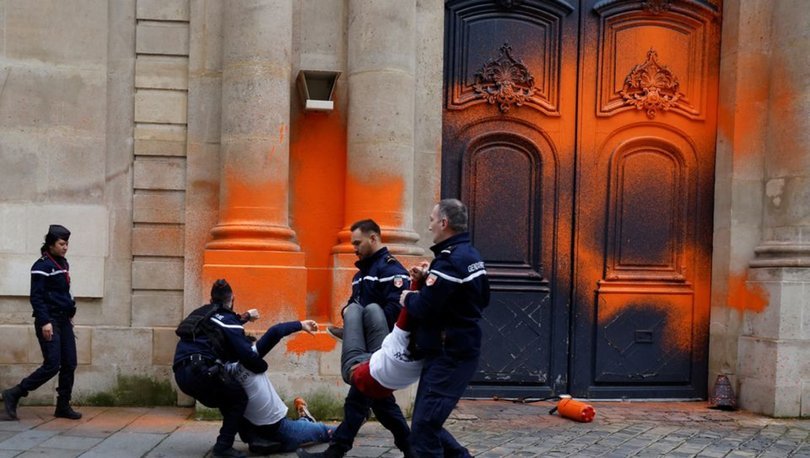 Fransa'da iklim aktivistleri Başbakanlık binasını sprey boyalarla hedef aldı