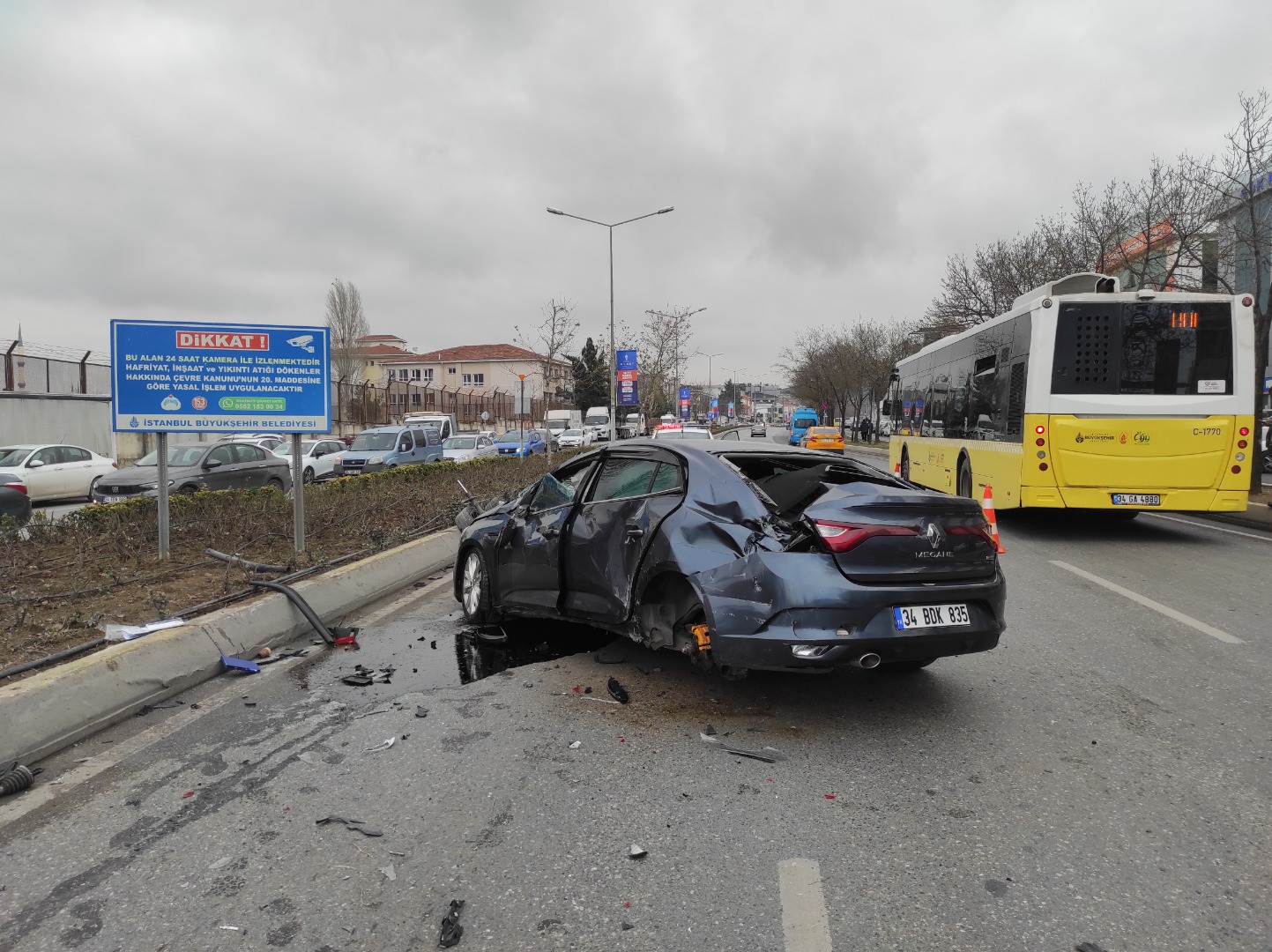 Ataşehir'de iki otomobilin çarpıştığı kazada 1 kişi yaralandı