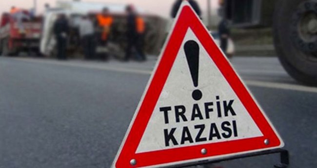 Balıkesir'de ticari araç tıra çarptı: 3 kişi hayatını kaybetti