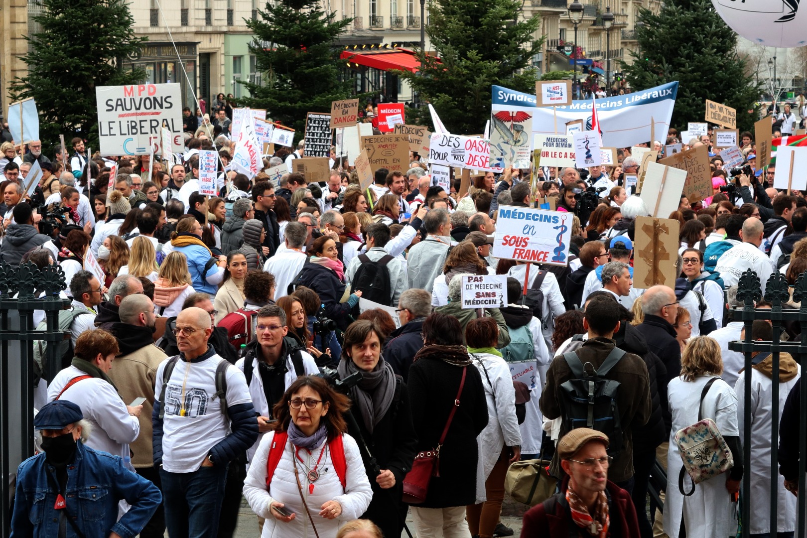Fransa'da pratisyen hekimlerden protesto   