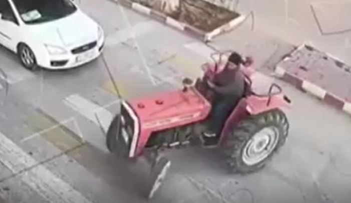 Traktörüyle caddede dirift yaptı