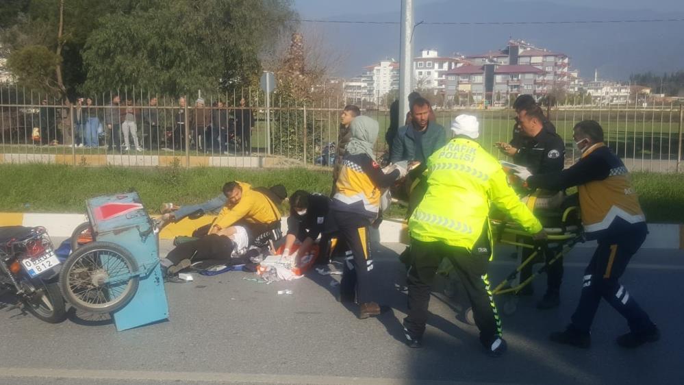 İki motosiklet kafa kafaya çarpıştı 1 kişi öldü, 3 kişi yaralandı