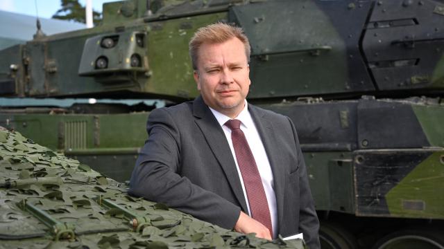 Finlandiya Savunma Bakanı ebeveynlik iznine çıktı