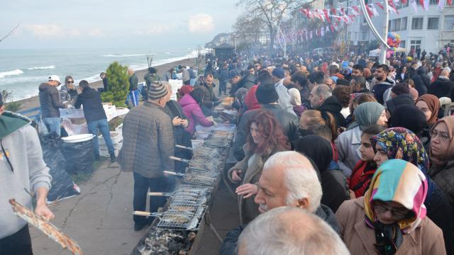 Düzce'de 3'üncü Palamut Festivali'nde 30 ton balık dağıtıldı