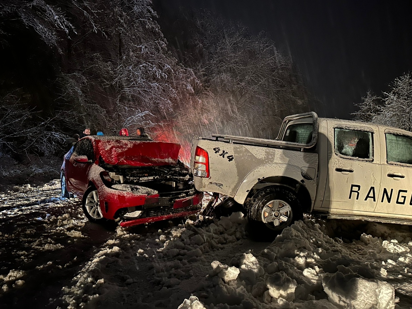 Artvin'de aniden bastıran kar, kazalara neden oldu