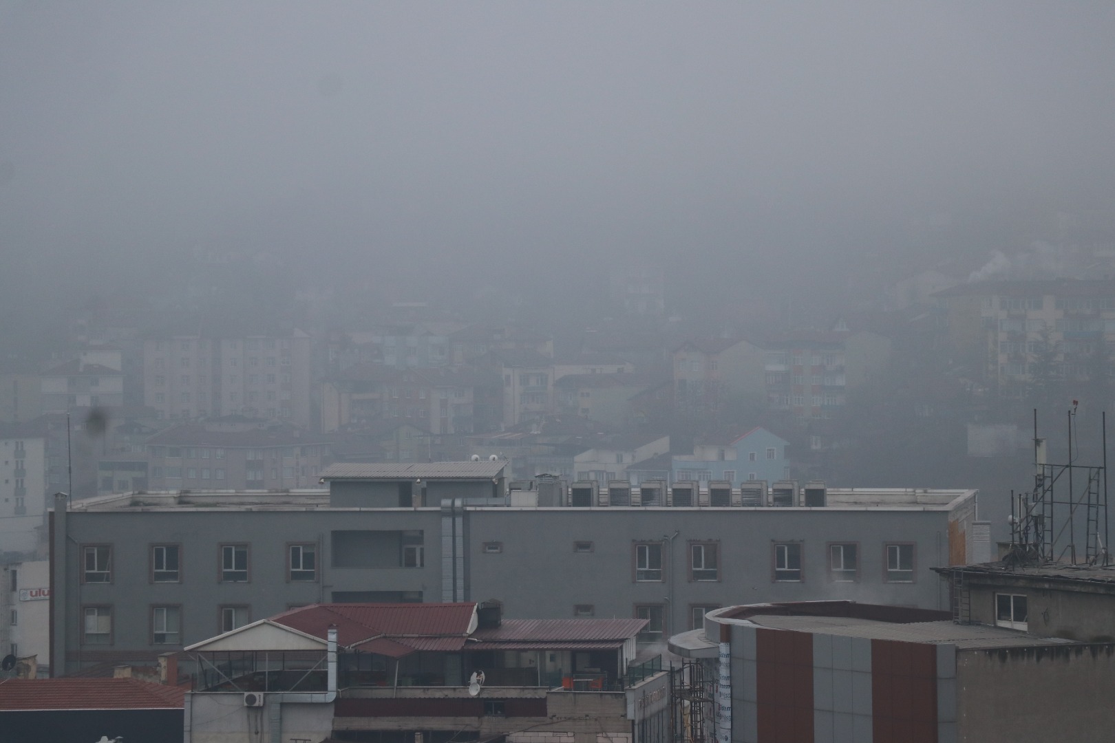 Düzce ve Karabük'te sis ulaşımı olumsuz etkiledi