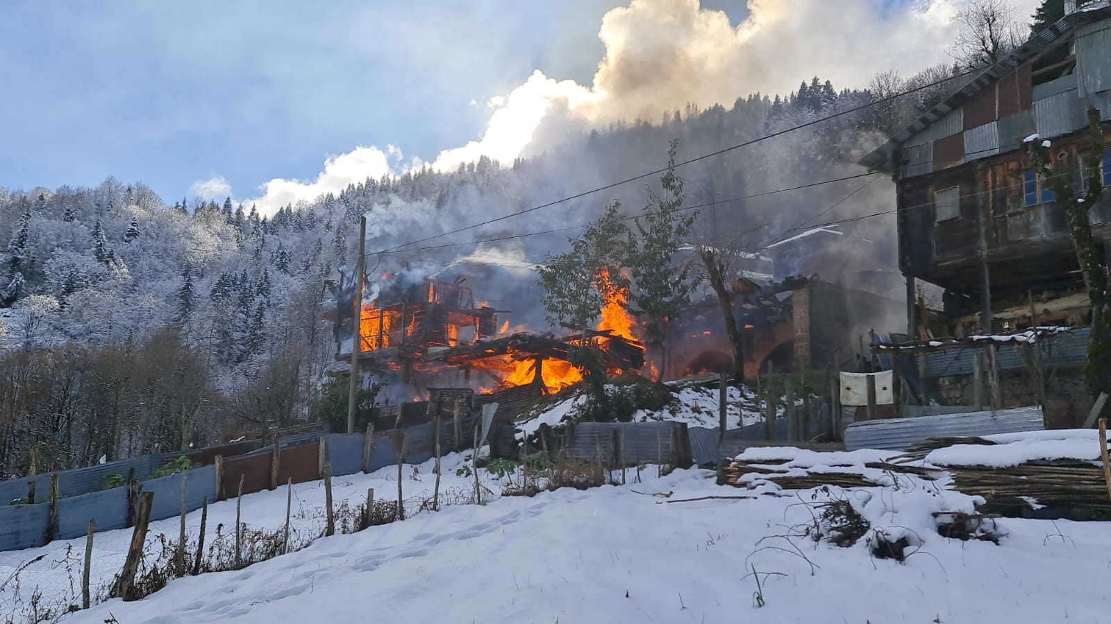 Rize'de feci yangın: Kardan dolayı ekipler ulaşamadı, 2 ev yandı