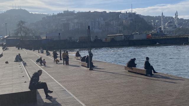 Zonguldak'ta vatandaşlar sahile akın etti