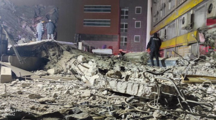 İzmir'de yıkım kararı verilen eski emniyet binası çöktü