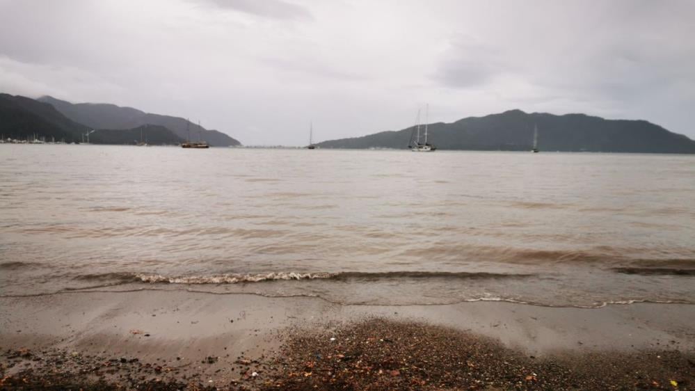 Marmaris'te denizin rengi korku saçıyor