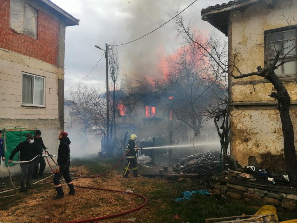 Bolu’da ahşap ev alev alev yandı