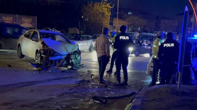 Kocaeli'de tırla çarpışan otomobildeki 2 kişi yaralandı