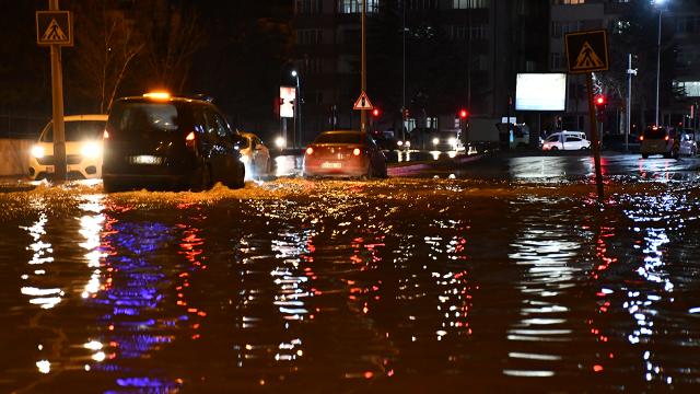 Sivas'ta içme suyu hattı patladı, cadde ve sokakları su bastı