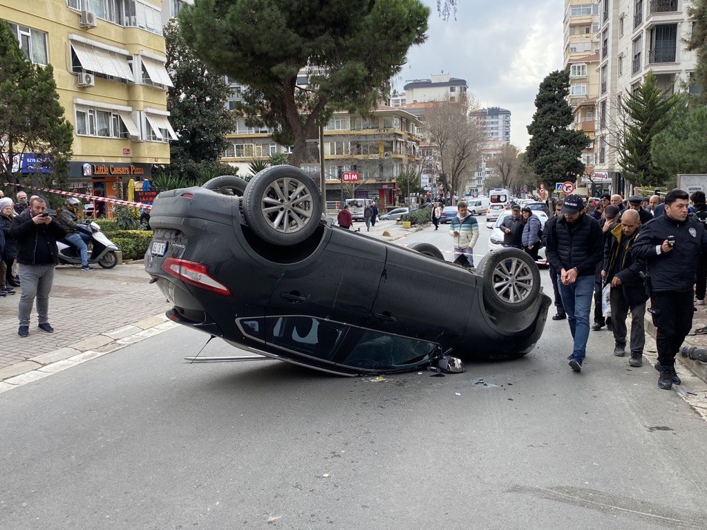 Kadıköy'de kontrolden çıkan araç kaldırımdaki yayaya çaptı