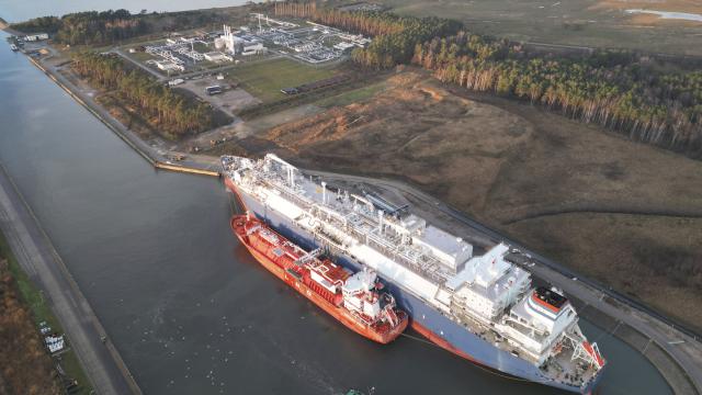 Almanya ilk özel yüzer LNG terminalini açtı