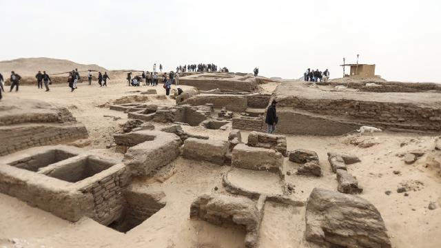 Mısır'da 3 bin 500 yıl öncesine ait bir firavun mezarı ortaya çıkarıldı