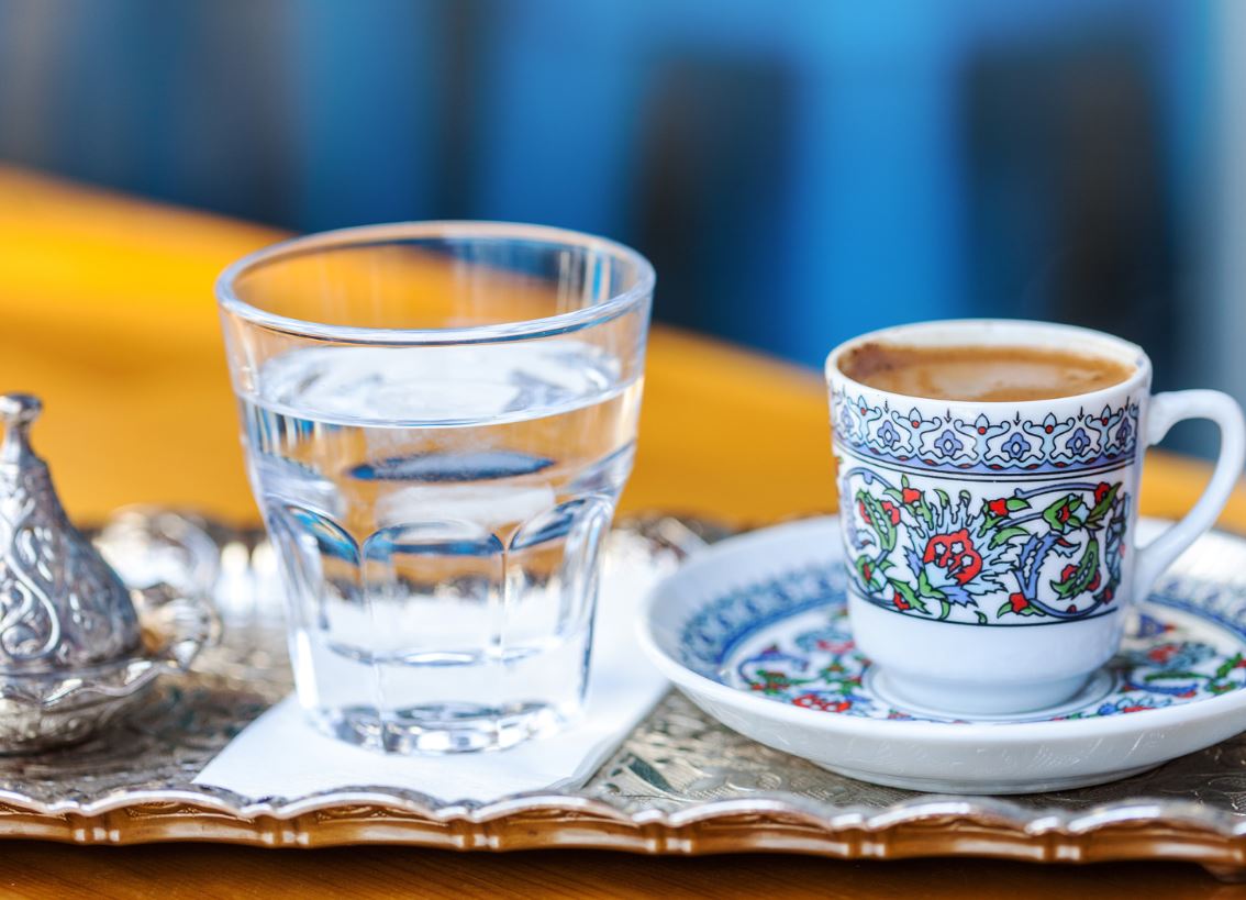 Türk kahvesinin yanında neden su ikram edilir? Türk kahvesinin faydaları neler?