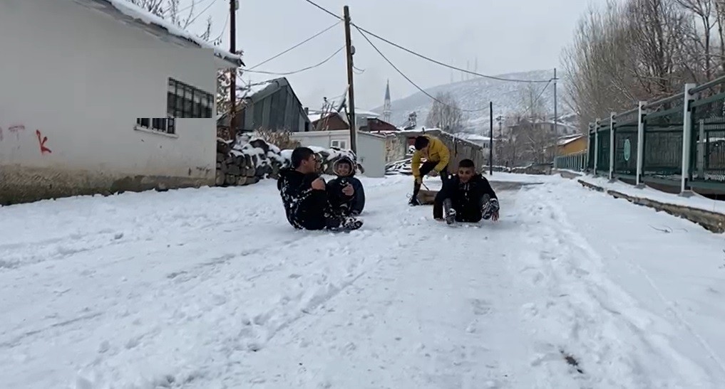 Karın keyfini yine çocuklar çıkardı